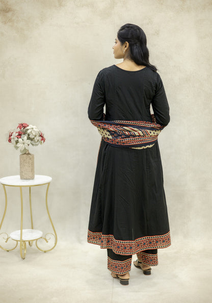 Black Ethnic Border Kurta Pant Set with Dupatta - Black