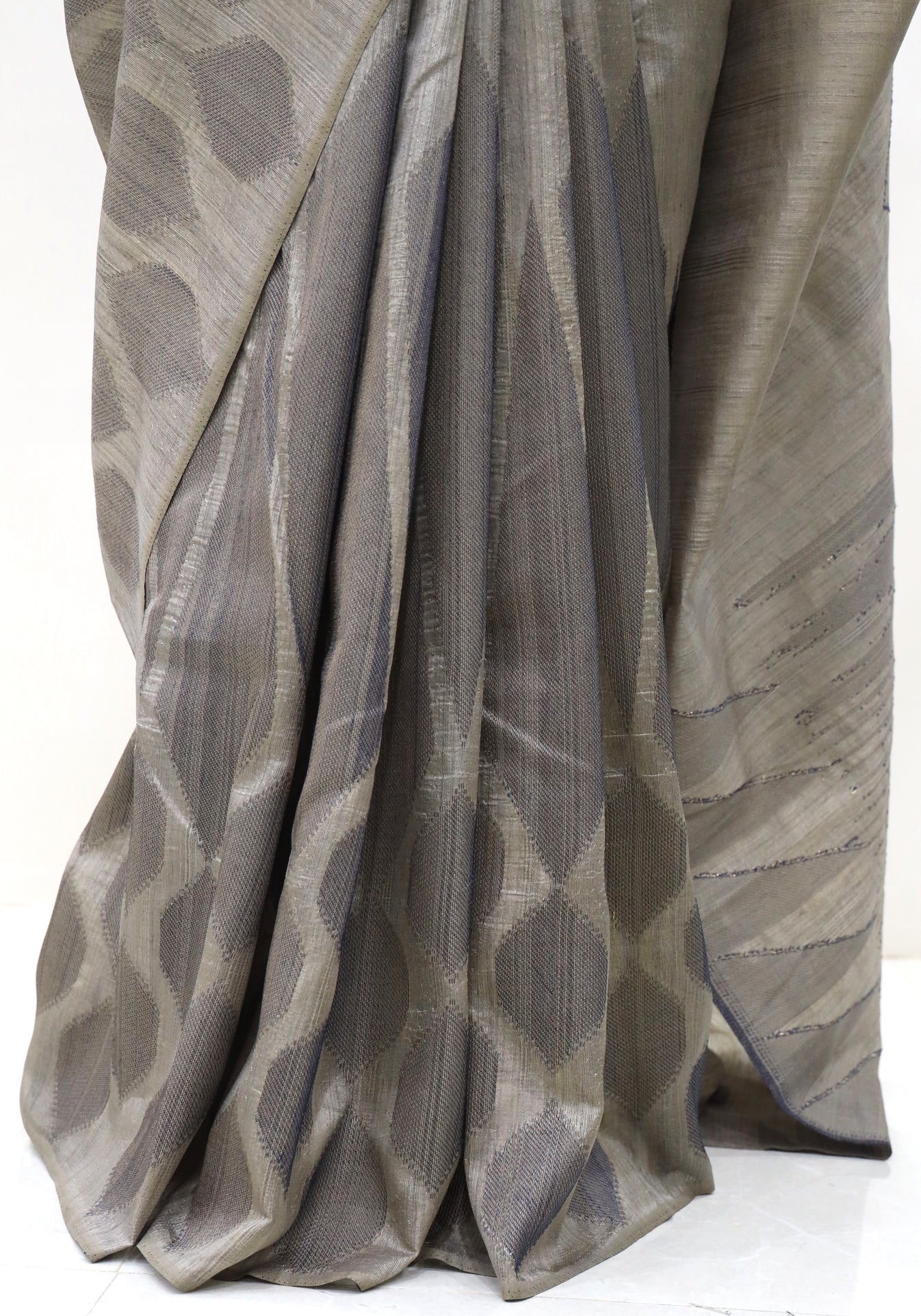 Dhupian Thread Silk Saree Stone Grey Silver Round Motif