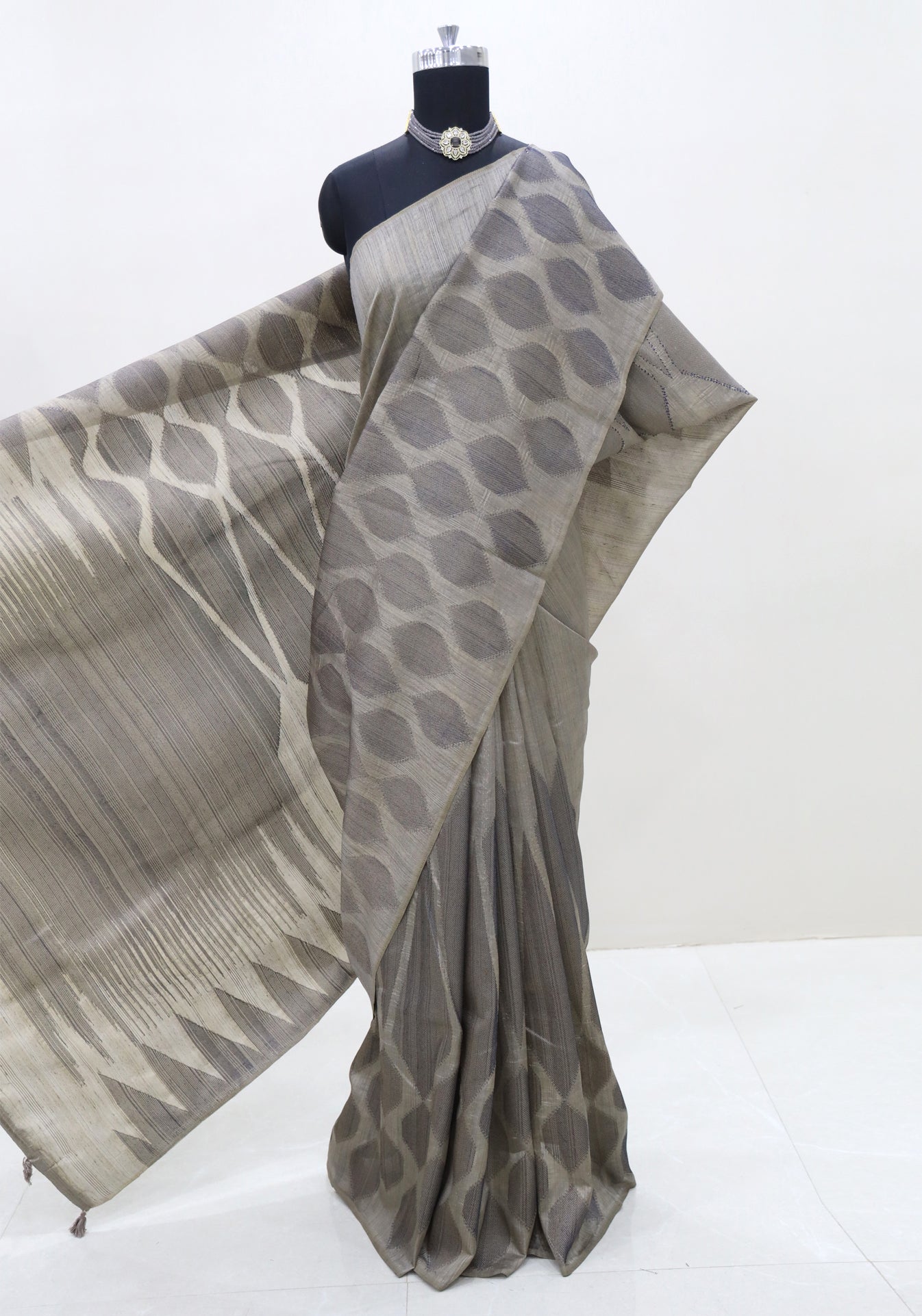 Dhupian Thread Silk Saree Stone Grey Silver Round Motif